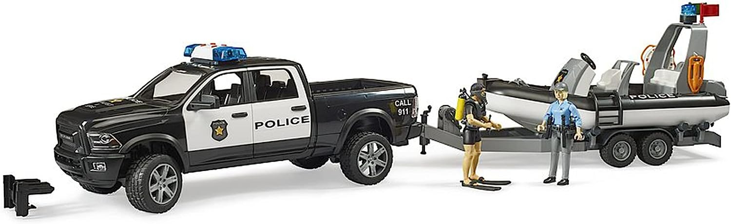BRUDER RAM 2500 Polizei Pickup, L+S Modul, Anhänger mit Boot und 2 Figuren